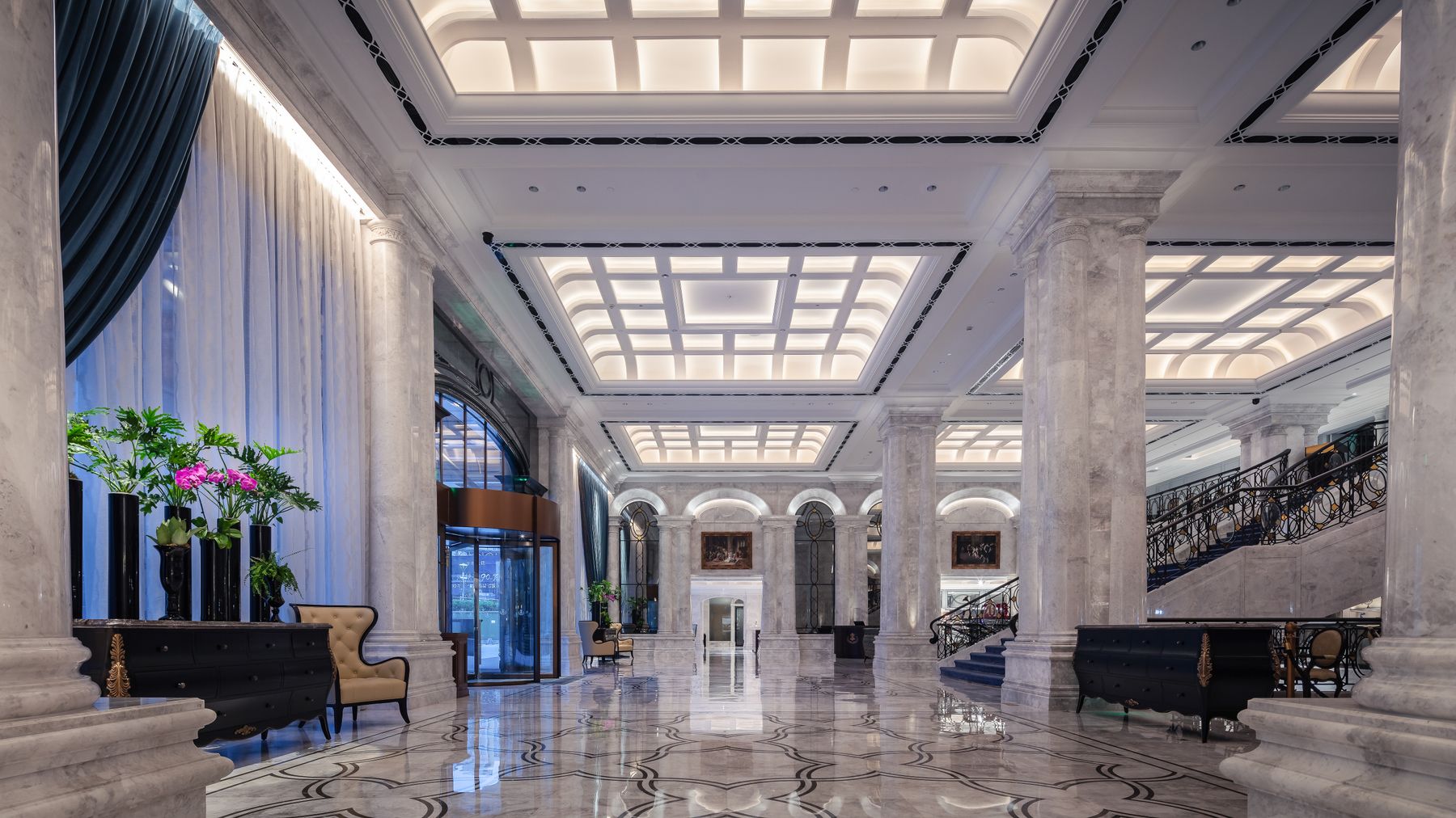 Photographie d’illustration d’un hall d’hôtel avec un sol en marbre très réfléchissant, par Hongyue Stone-Jon Lee.
